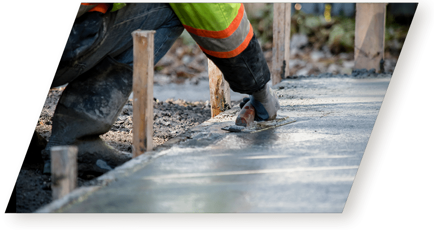 Ouvrier aplanissant du béton